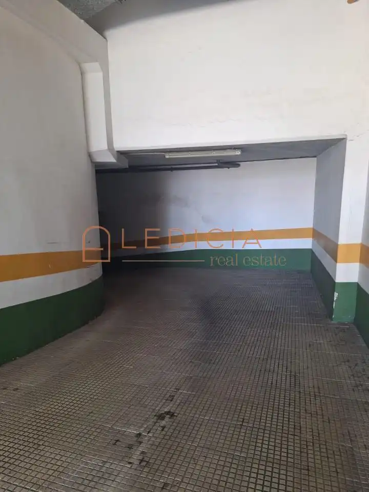 Parking de Estudio en venta en Vigo  con Calefacción, Parquet y Amueblado
