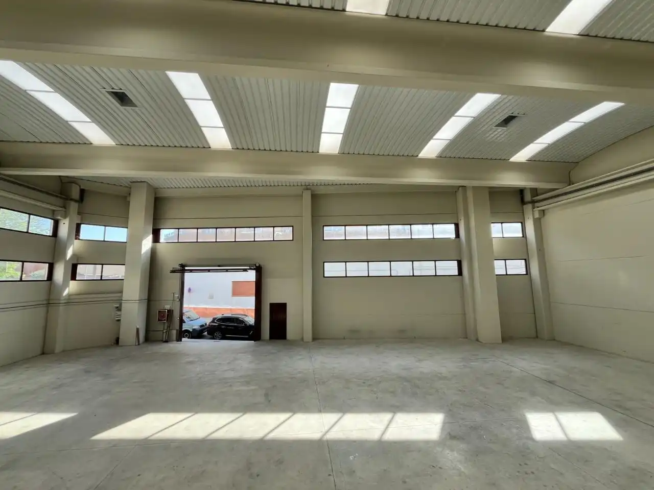 Vista exterior de Nau industrial de lloguer en Cerdanyola del Vallès amb Alarma