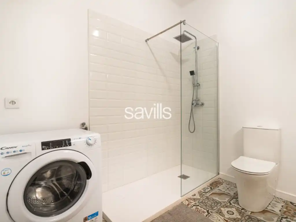 Badezimmer von Wohnungen zum Verkauf in Barcelona mit Möbliert und Balkon
