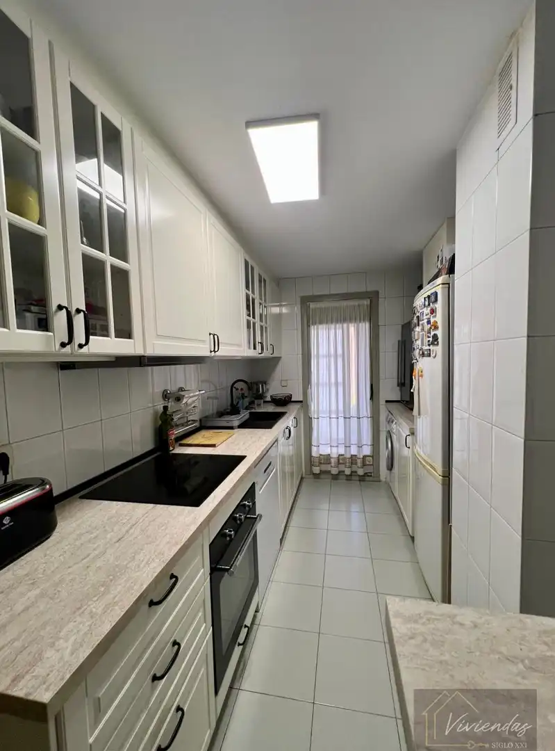 Kitchen of Flat for sale in Boadilla del Monte  with Air Conditioner, Heating and Parquet flooring