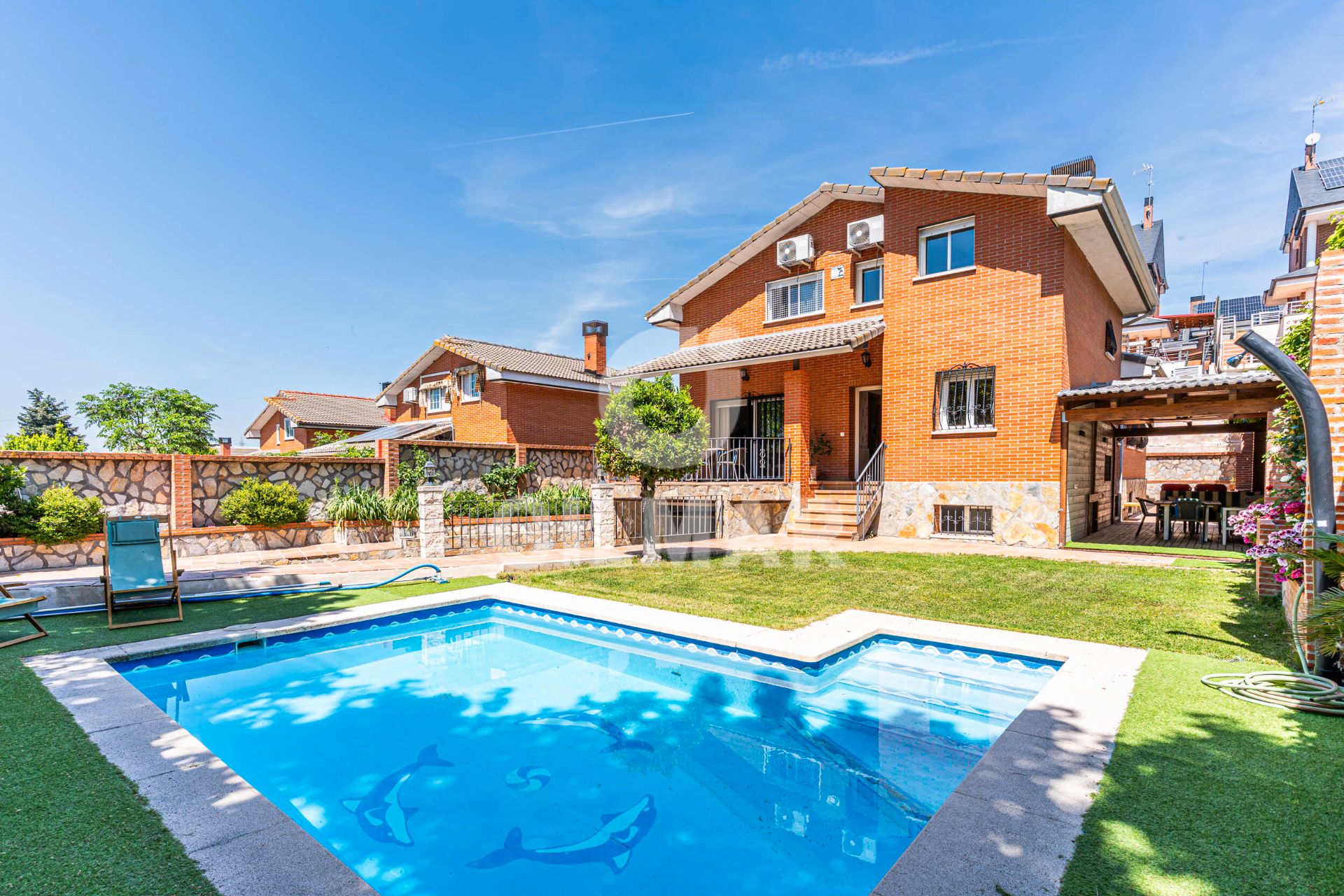Exterior view of House or chalet for sale in Moraleja de Enmedio  with Air Conditioner, Heating and Private garden