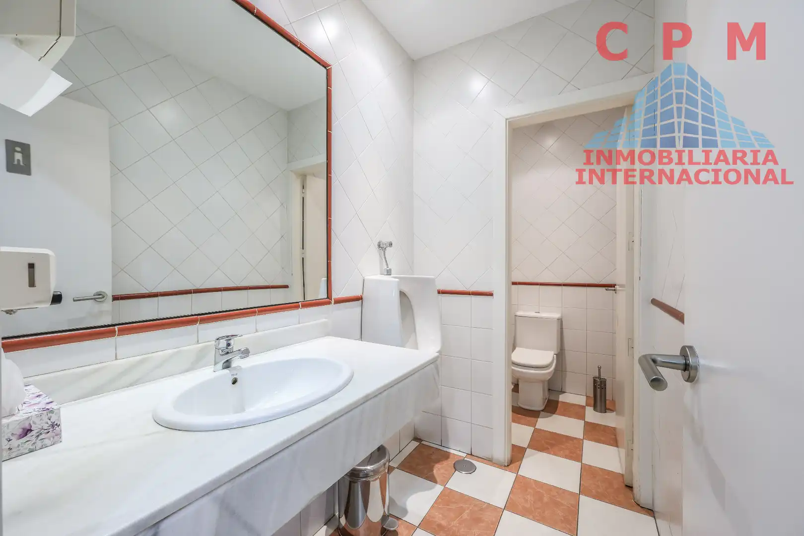 Bany de Oficina de lloguer en Madrid amb Aire condicionat, Calefacció i Terrassa