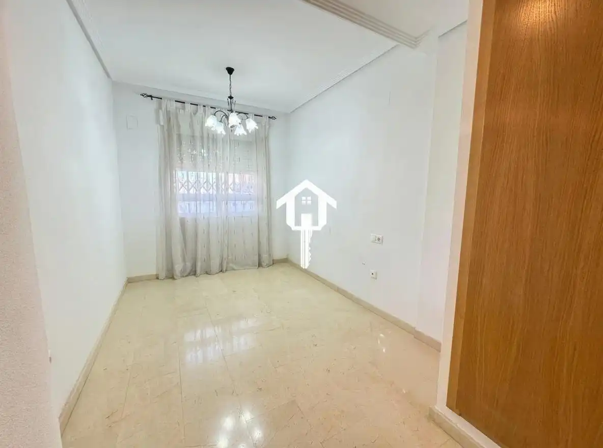 Vista exterior de Àtic en venda en Alicante / Alacant amb Calefacció, Terrassa i Moblat