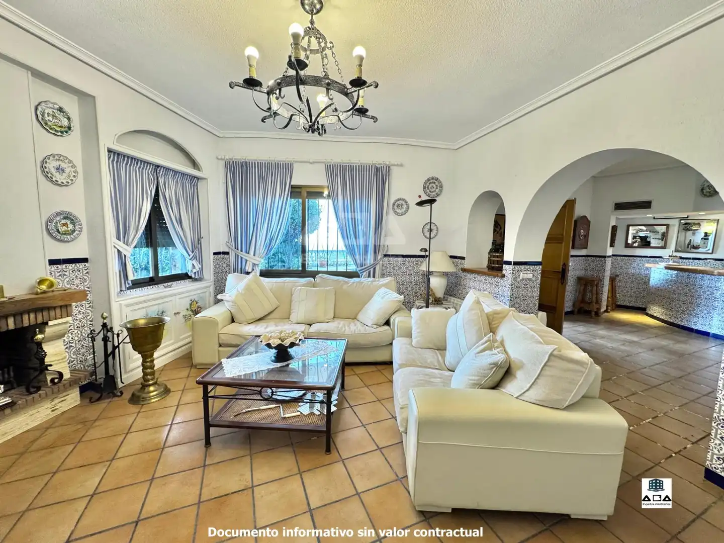 Sala de estar de Casa o chalet en venta en Poyales del Hoyo con Aire acondicionado, Calefacción y Jardín privado
