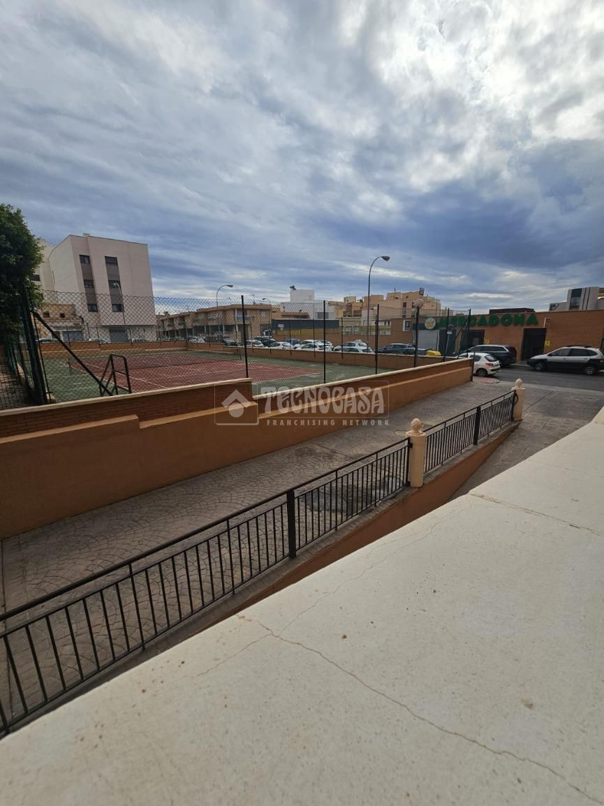 Vista exterior de Pis en venda en  Almería Capital