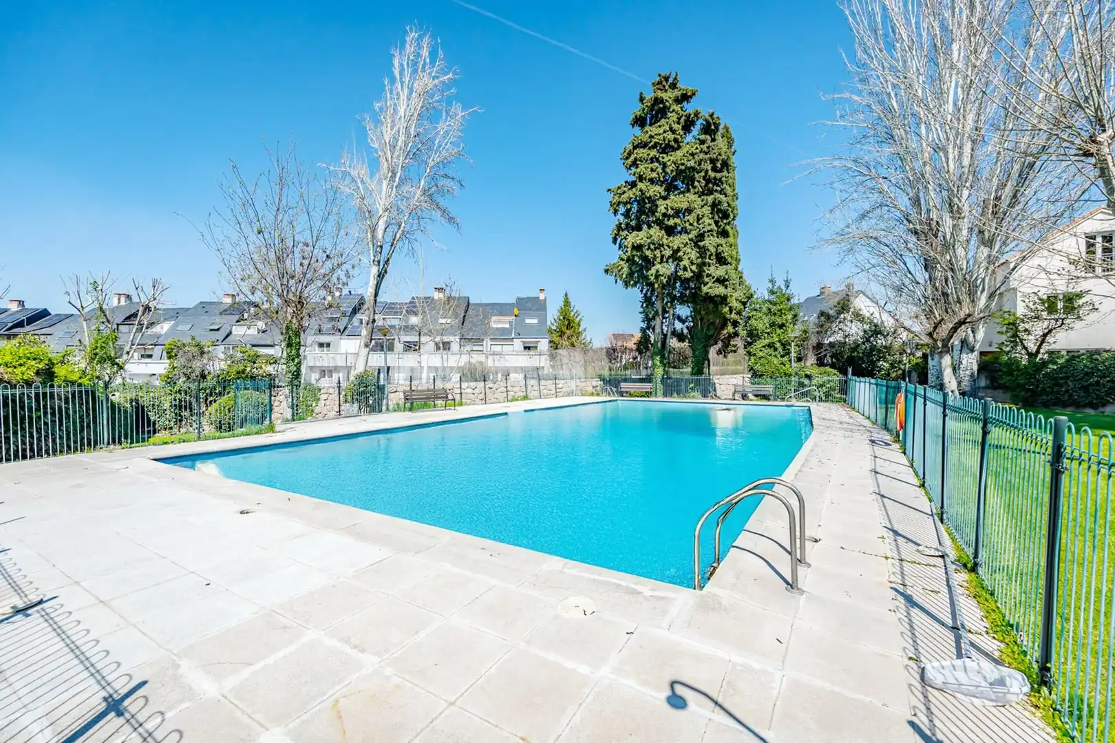 Piscina de Casa adosada en venda en Pozuelo de Alarcón amb Aire condicionat, Calefacció i Jardí privat
