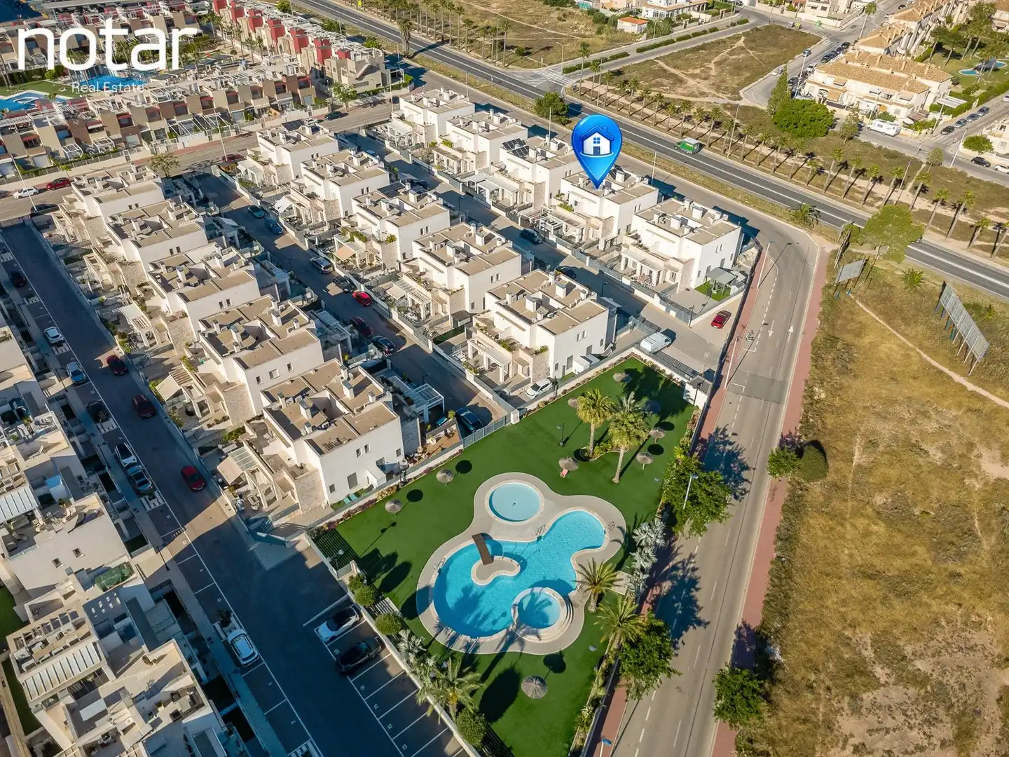 Vista exterior de Casa adosada en venda en Torrevieja amb Jardí privat, Terrassa i Piscina