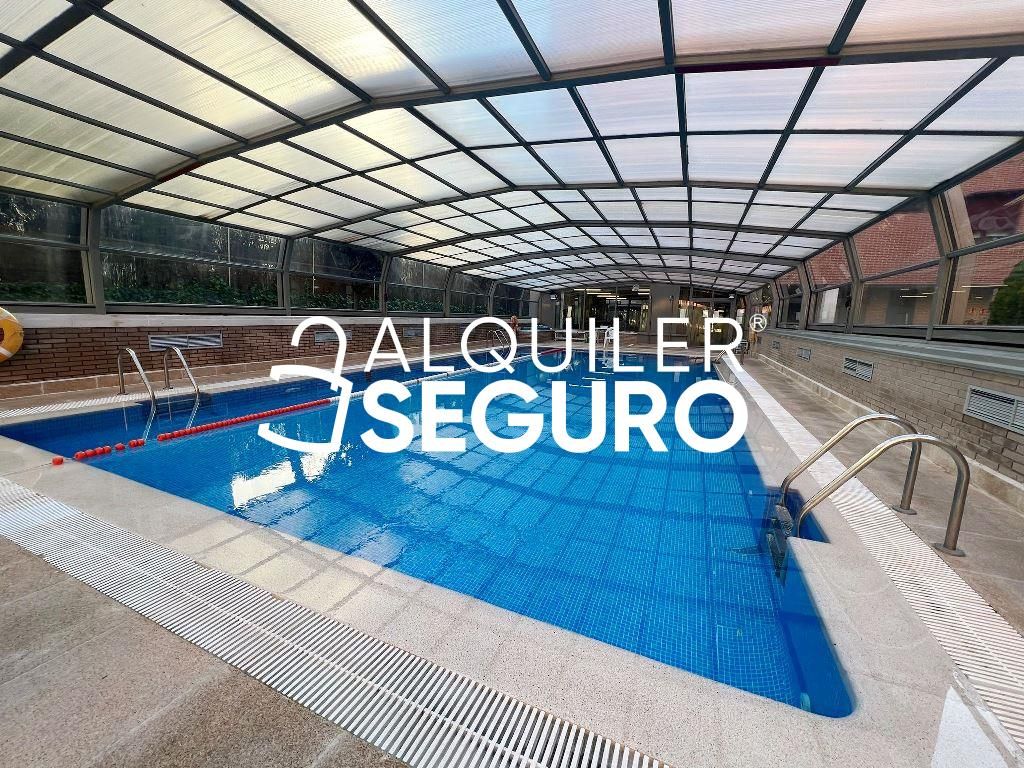 Swimming pool of Flat to rent in  Madrid Capital  with Air Conditioner, Heating and Swimming Pool