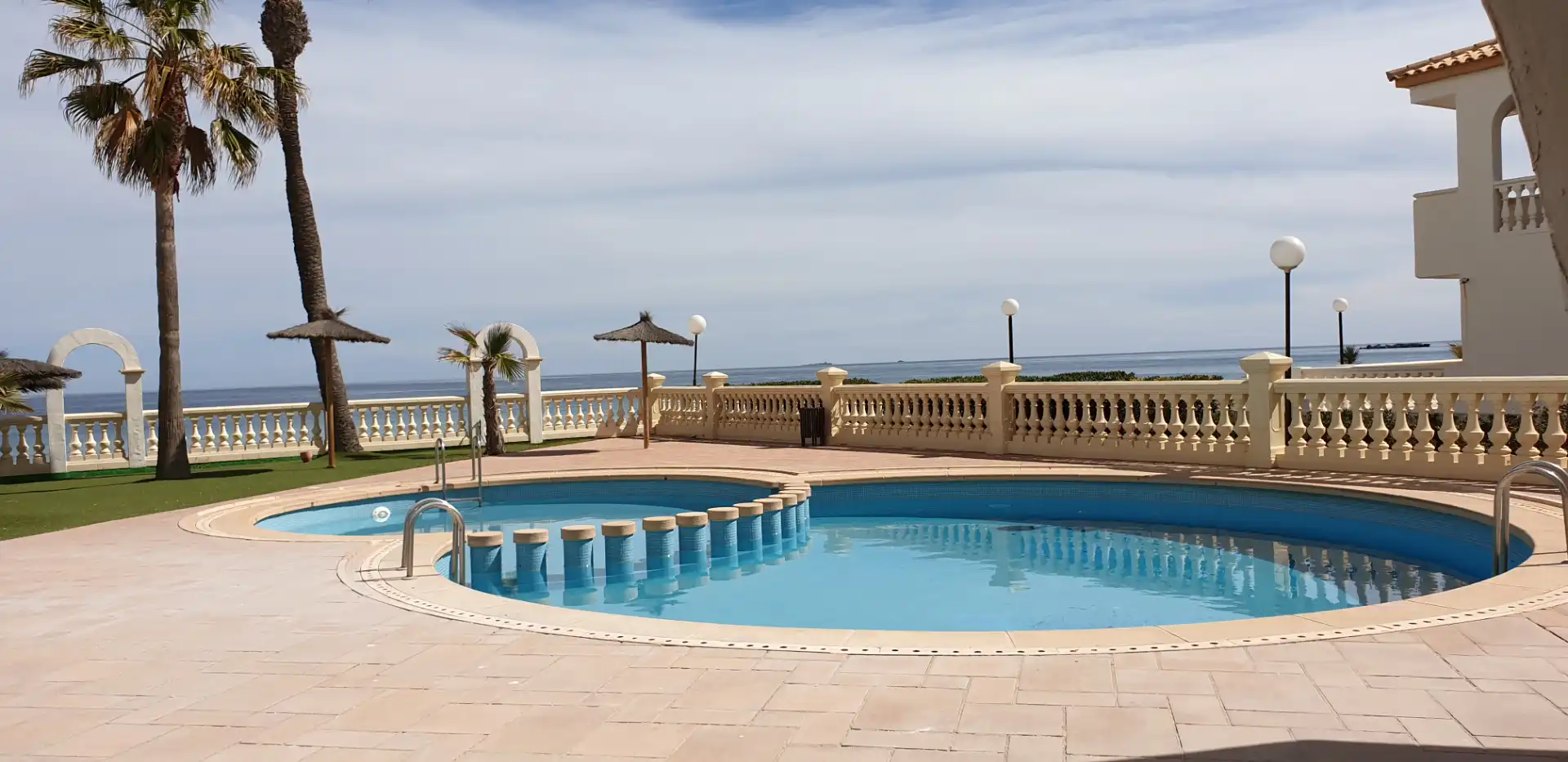 Piscina de Casa adosada en venda en La Manga del Mar Menor amb Jardí privat, Terrassa i Moblat