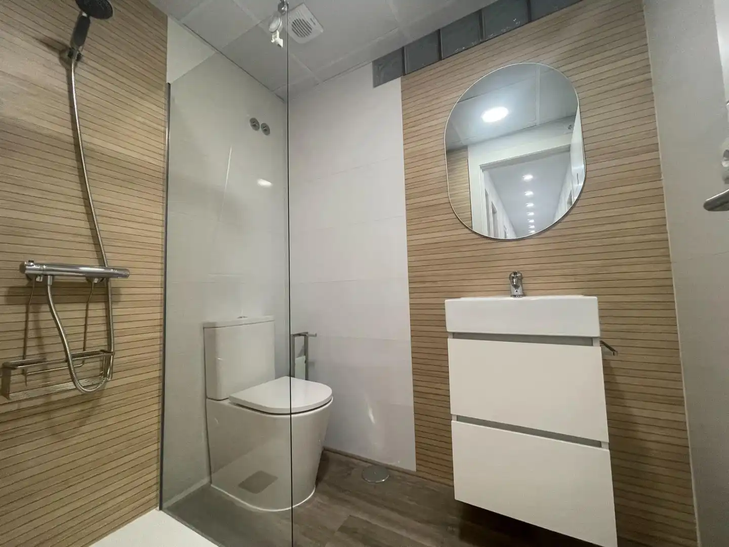 Bathroom of Flat for share in Cartagena  with Air Conditioner, Heating and Furnished