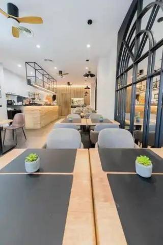 Local comercial en Alquiler en Guadalmina Alta