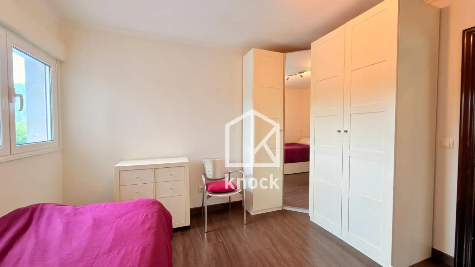 Dormitori de Casa o xalet en venda en Oviedo  amb Calefacció, Parquet i Terrassa