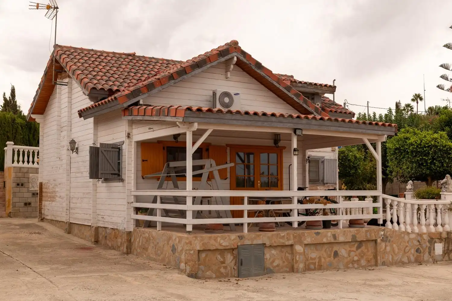 Vista exterior de Casa o xalet en venda en Alicante / Alacant amb Aire condicionat, Calefacció i Jardí privat