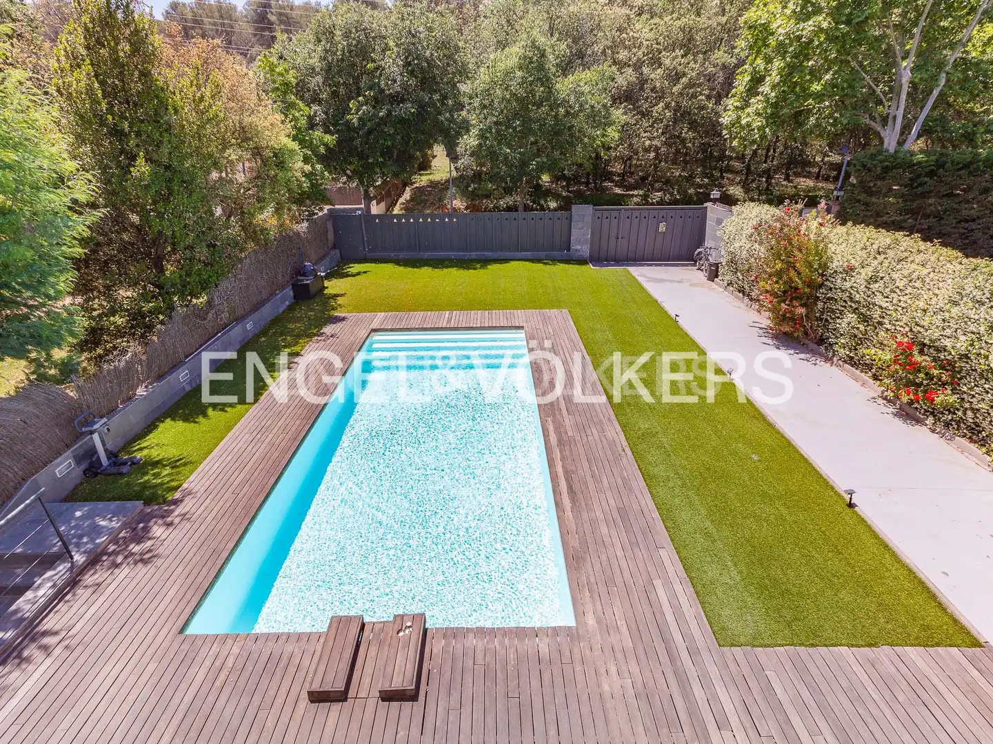 Swimming pool of Houses for sale in Sant Cugat del Vallès  with Air Conditioner, Heating and Private garden