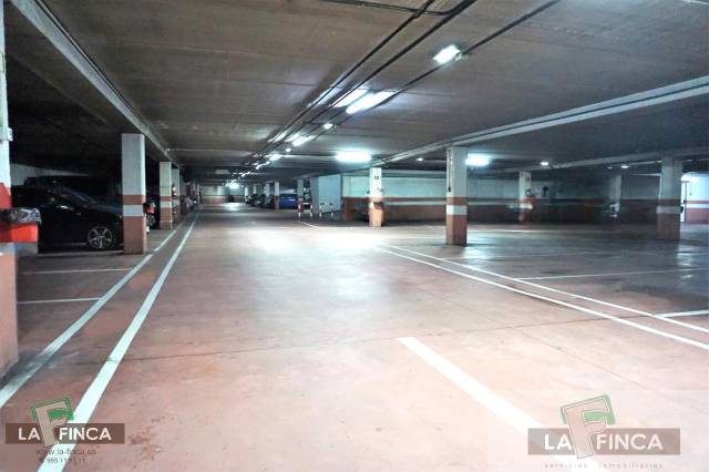 Garaje en Alquiler en Milán - Pumarín