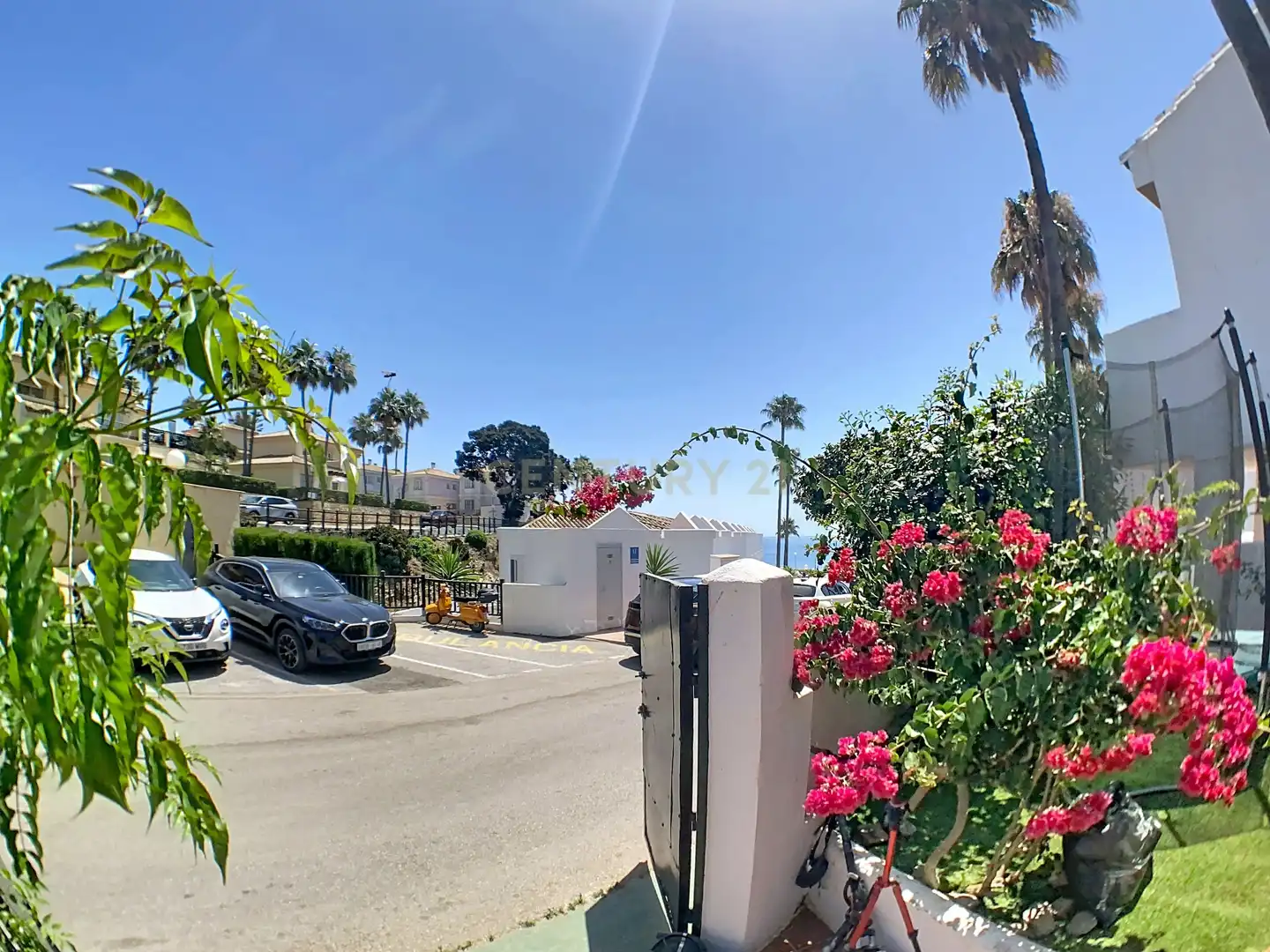 Vista exterior de Casa adosada en venda en Mijas amb Aire condicionat, Jardí privat i Piscina
