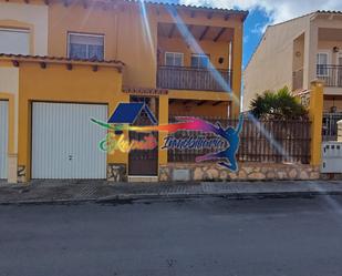 Vista exterior de Casa adosada en venda en Villacañas amb Calefacció i Terrassa