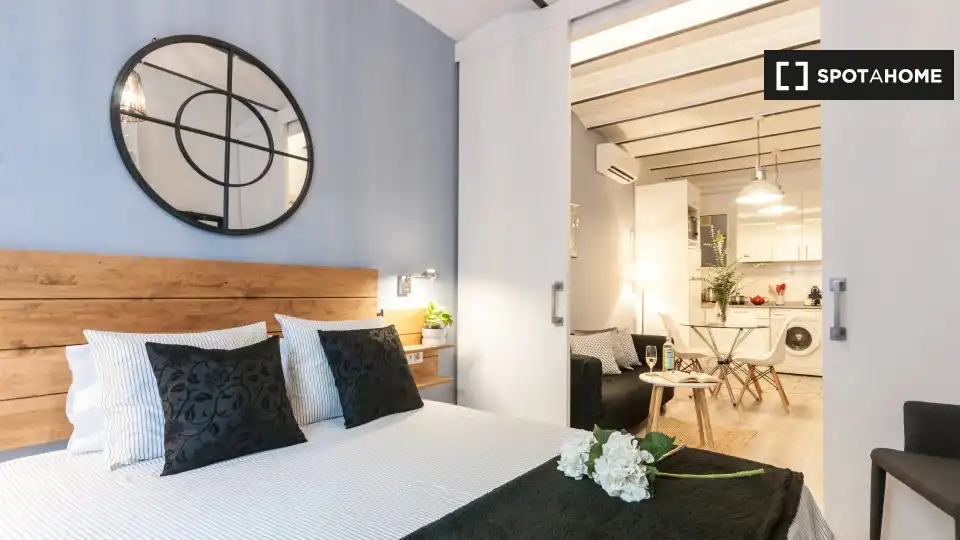 Flat with terrace to rent in Gràcia