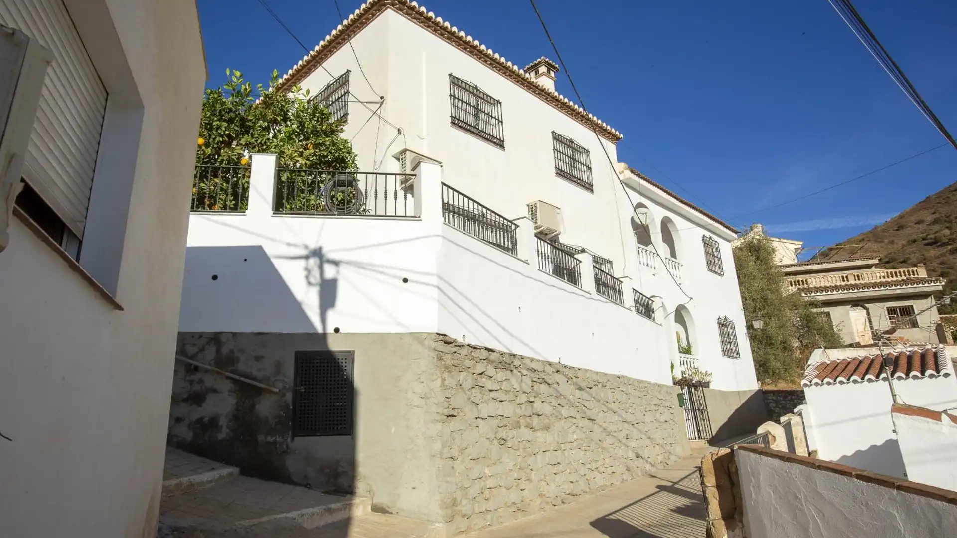 Vista exterior de Casa o xalet en venda en El Borge amb Aire condicionat, Jardí privat i Terrassa