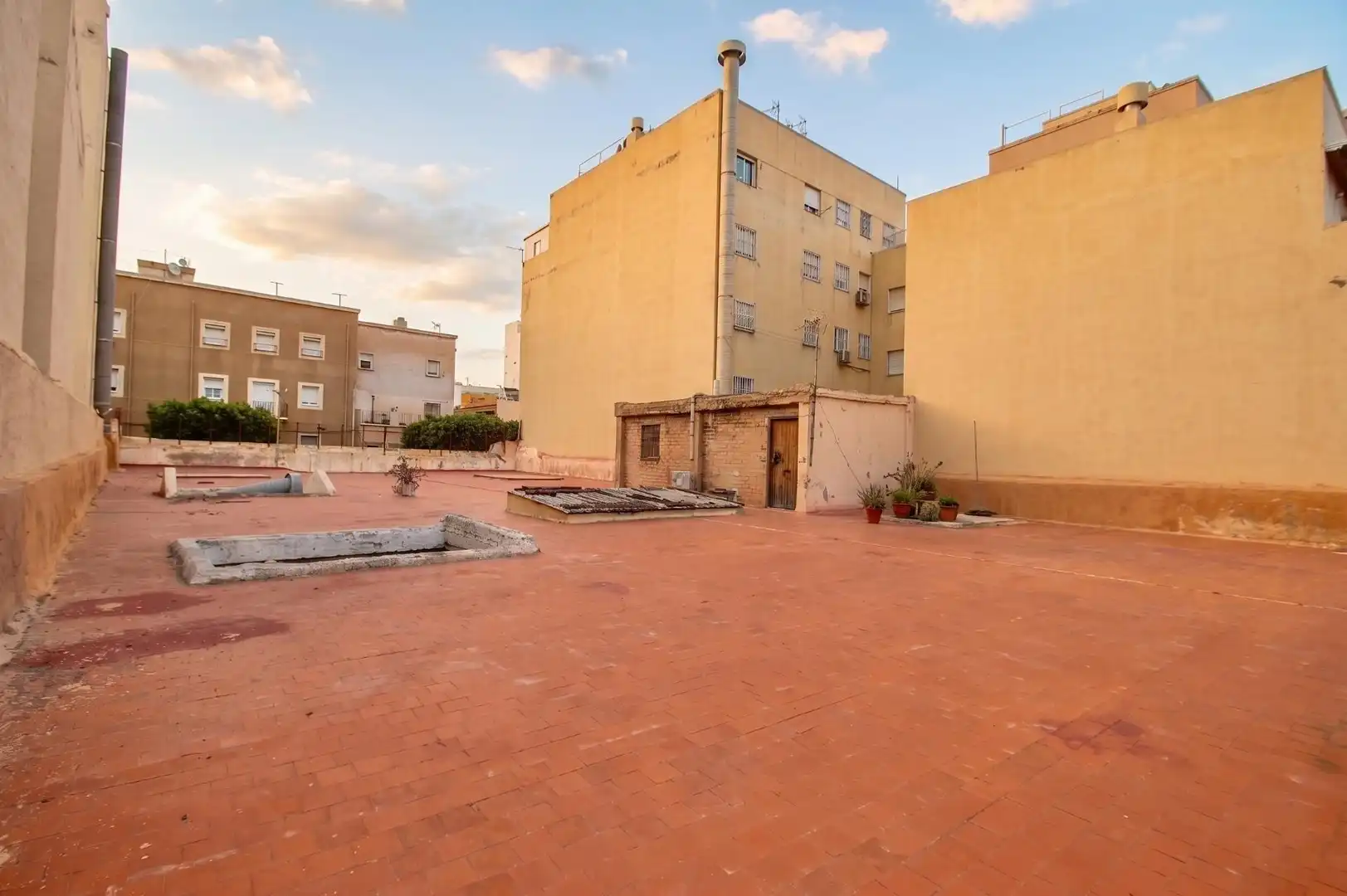Außenansicht von Gebäude zum Verkauf in Almería