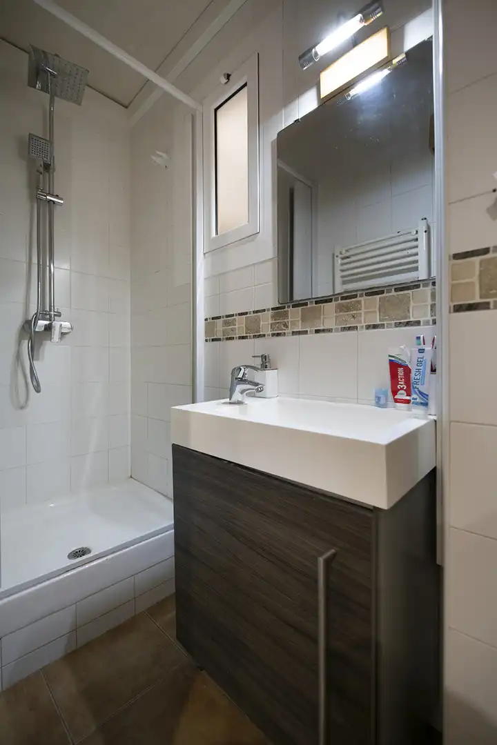 Badezimmer von Wohnung zum Verkauf in Gavà mit Klimaanlage, Heizung und Parkett
