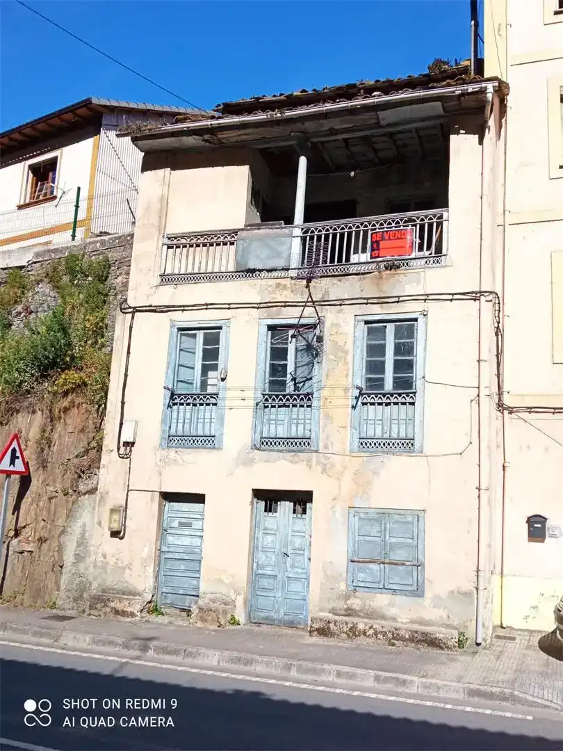 Vista exterior de Piso en venta en Cangas del Narcea con Trastero y Balcón