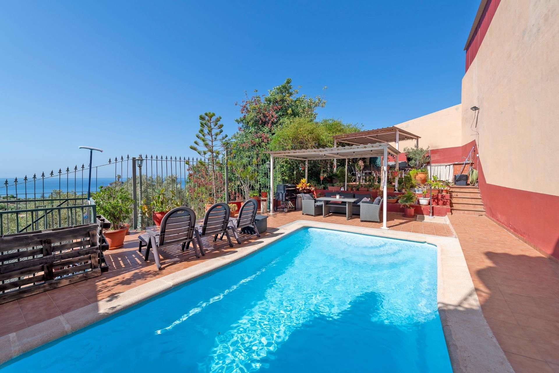 Swimming pool of Single-family semi-detached for sale in Vélez-Málaga