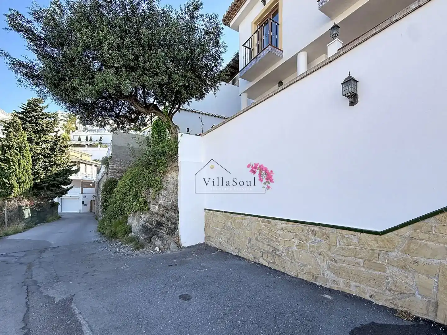 Vista exterior de Casa o xalet en venda en Almuñécar amb Aire condicionat, Piscina i Balcó