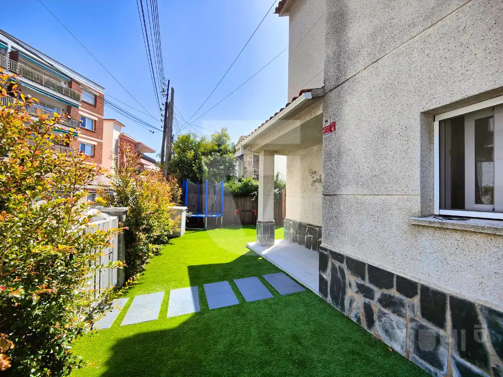 Exterior view of Houses for sale in El Masnou  with Air Conditioner, Heating and Private garden