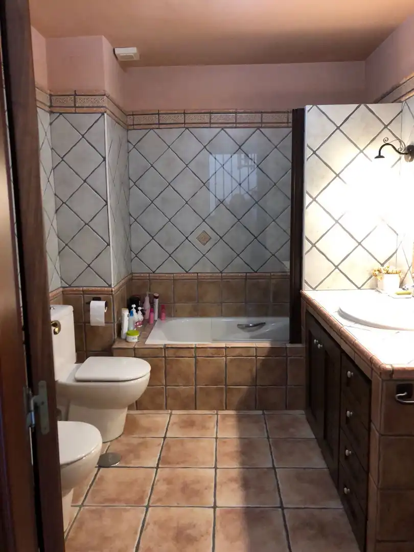 Badezimmer von Haus oder Chalet zum Verkauf in Jaén mit Klimaanlage, Heizung und Terrasse