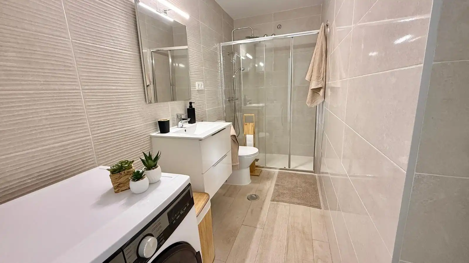 Baño de Apartamento de alquiler en Torrevieja con Aire acondicionado, Calefacción y Terraza