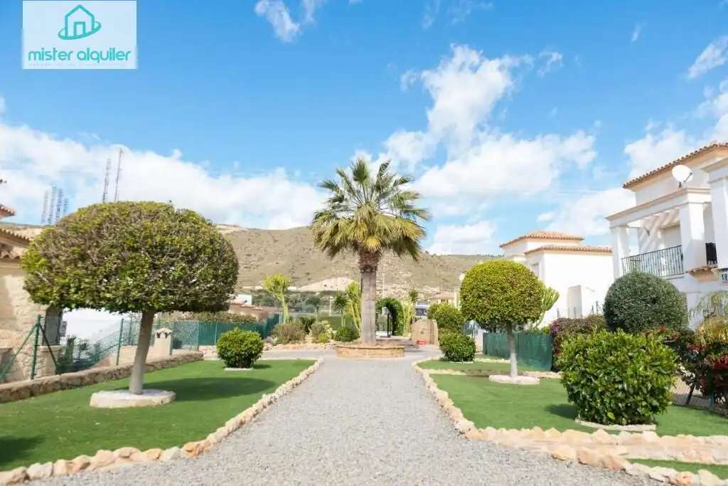 Vista exterior de Casa o xalet de lloguer en El Campello amb Aire condicionat, Calefacció i Jardí privat
