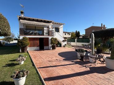 Chalet con balcón en venta en Creixell