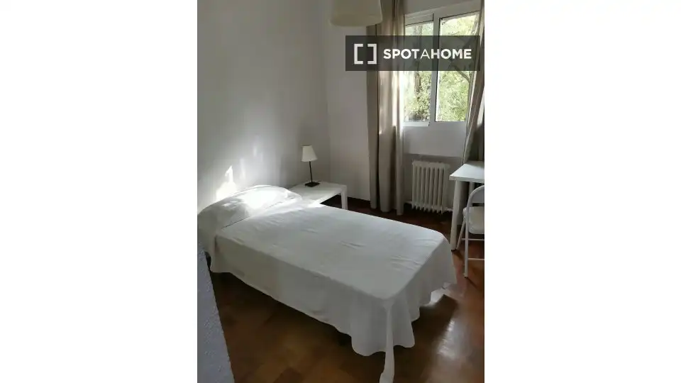 Schlafzimmer von Wohnung zur Miete in Madrid mit Klimaanlage, Heizung und Möbliert