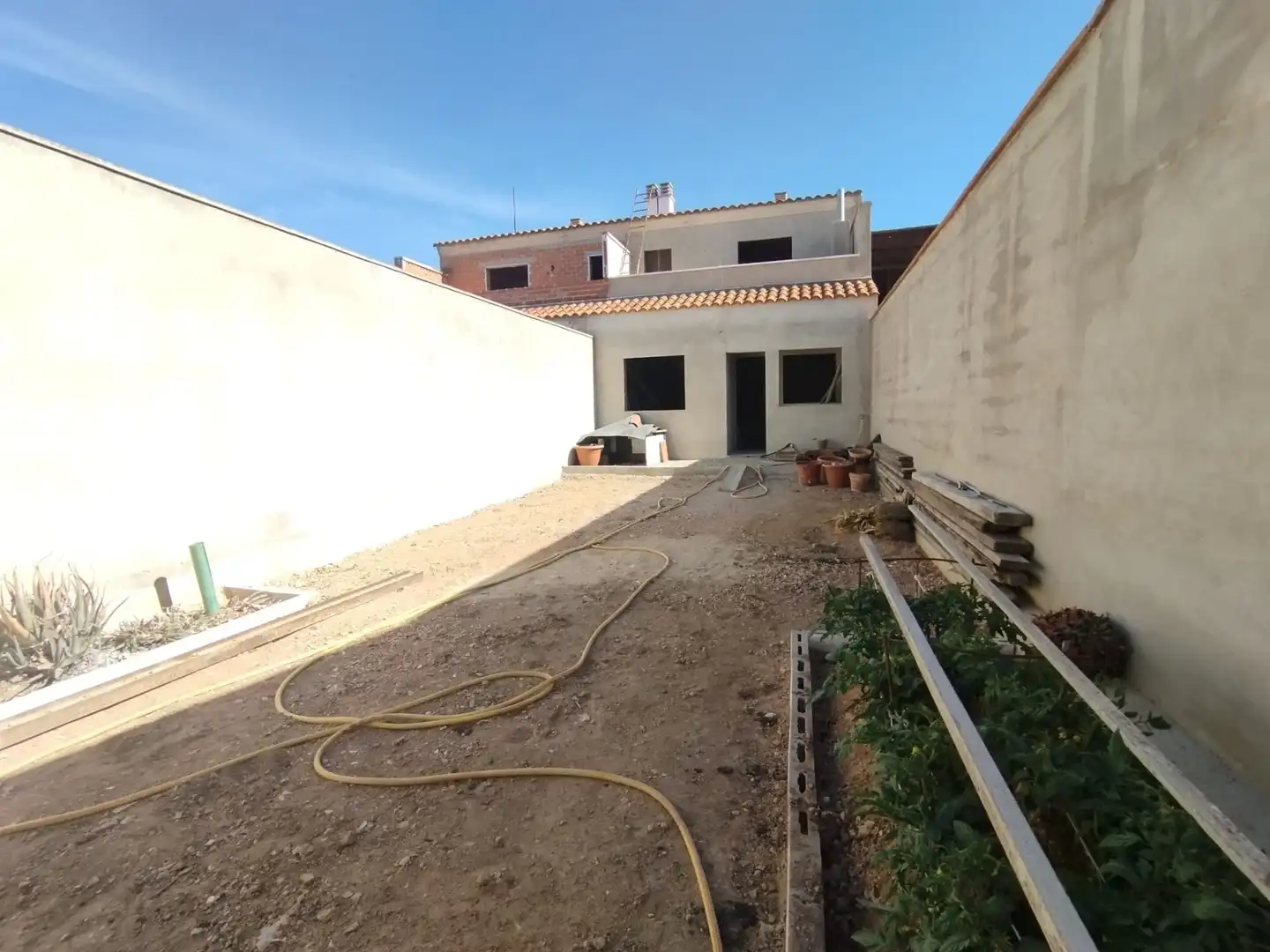 Vista exterior de Casa adosada en venda en Tomelloso amb Terrassa