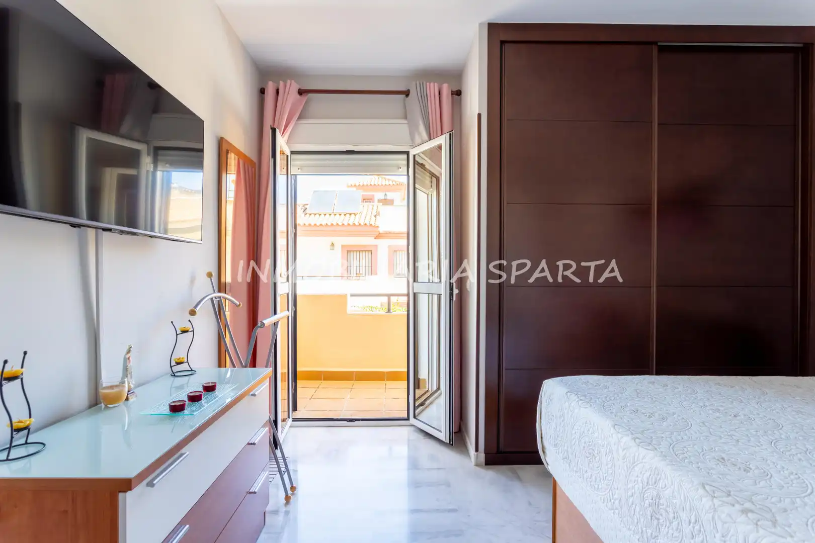 Habitación de Casa adosada en venta en Villanueva del Ariscal con Aire acondicionado, Calefacción y Jardín privado