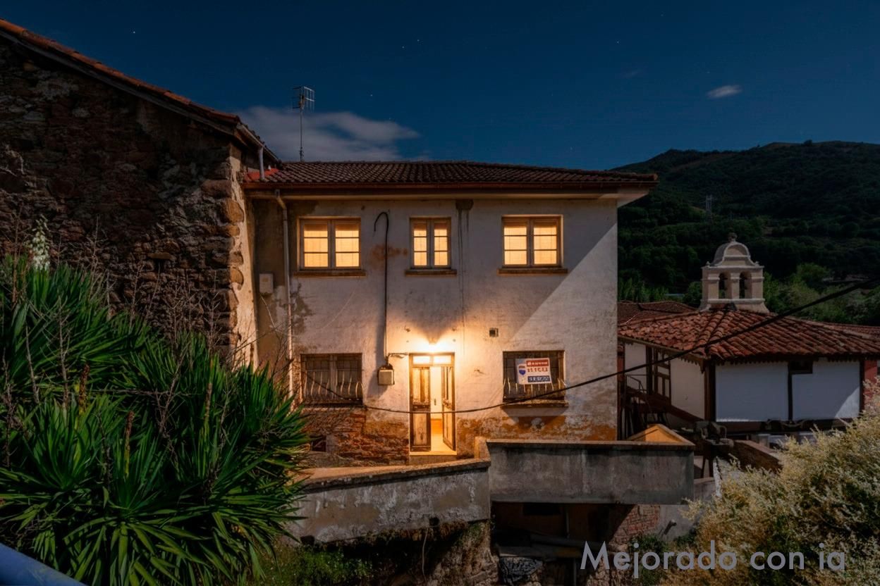 Vista exterior de Casa adosada en venda en Lena amb Jardí privat