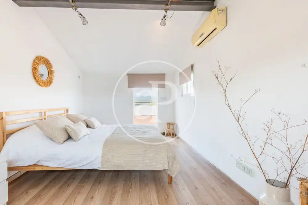 Dormitori de Casa o xalet en venda en La Pobla de Vallbona amb Aire condicionat, Calefacció i Jardí privat