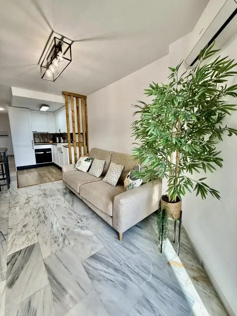 Sala d'estar de Dúplex de lloguer en Mijas amb Aire condicionat, Jardí privat i Piscina