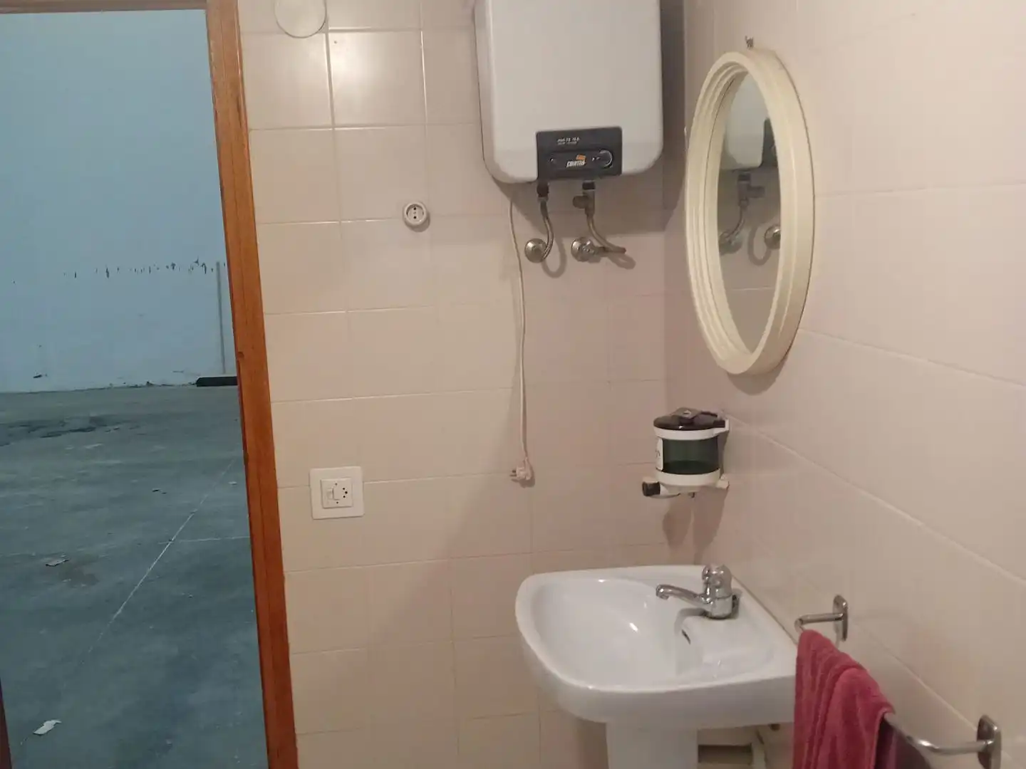 Badezimmer von Geschaftsraum zur Miete in Cadrete