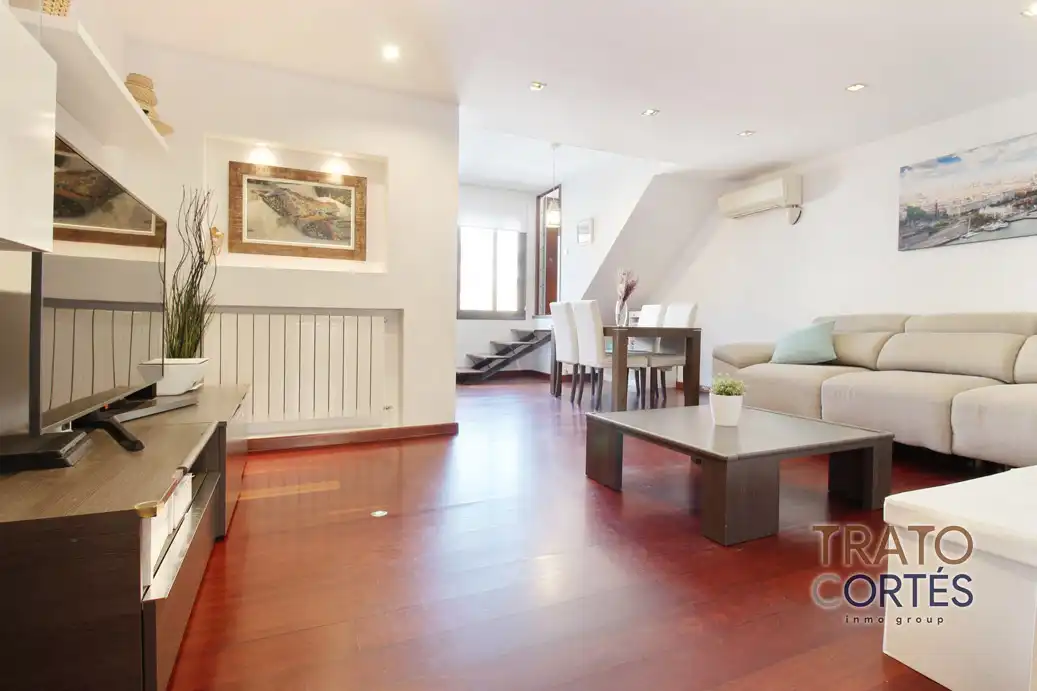 Sala d'estar de Dúplex en venda en Gavà amb Aire condicionat, Parquet i Terrassa
