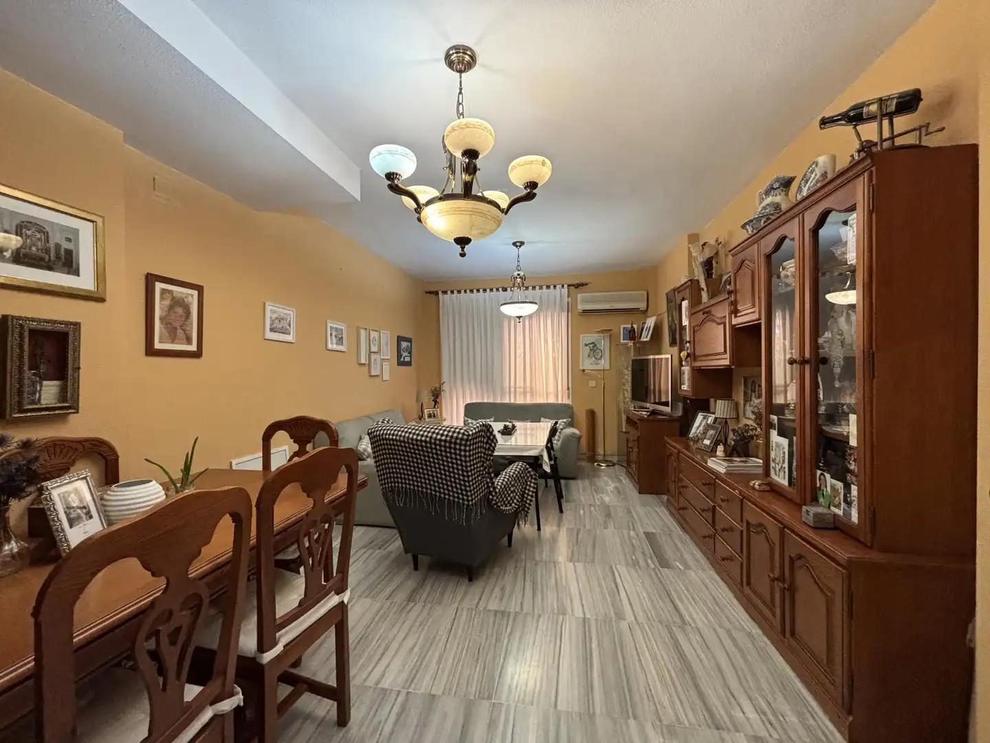 Sala d'estar de Casa adosada en venda en Castilleja de la Cuesta