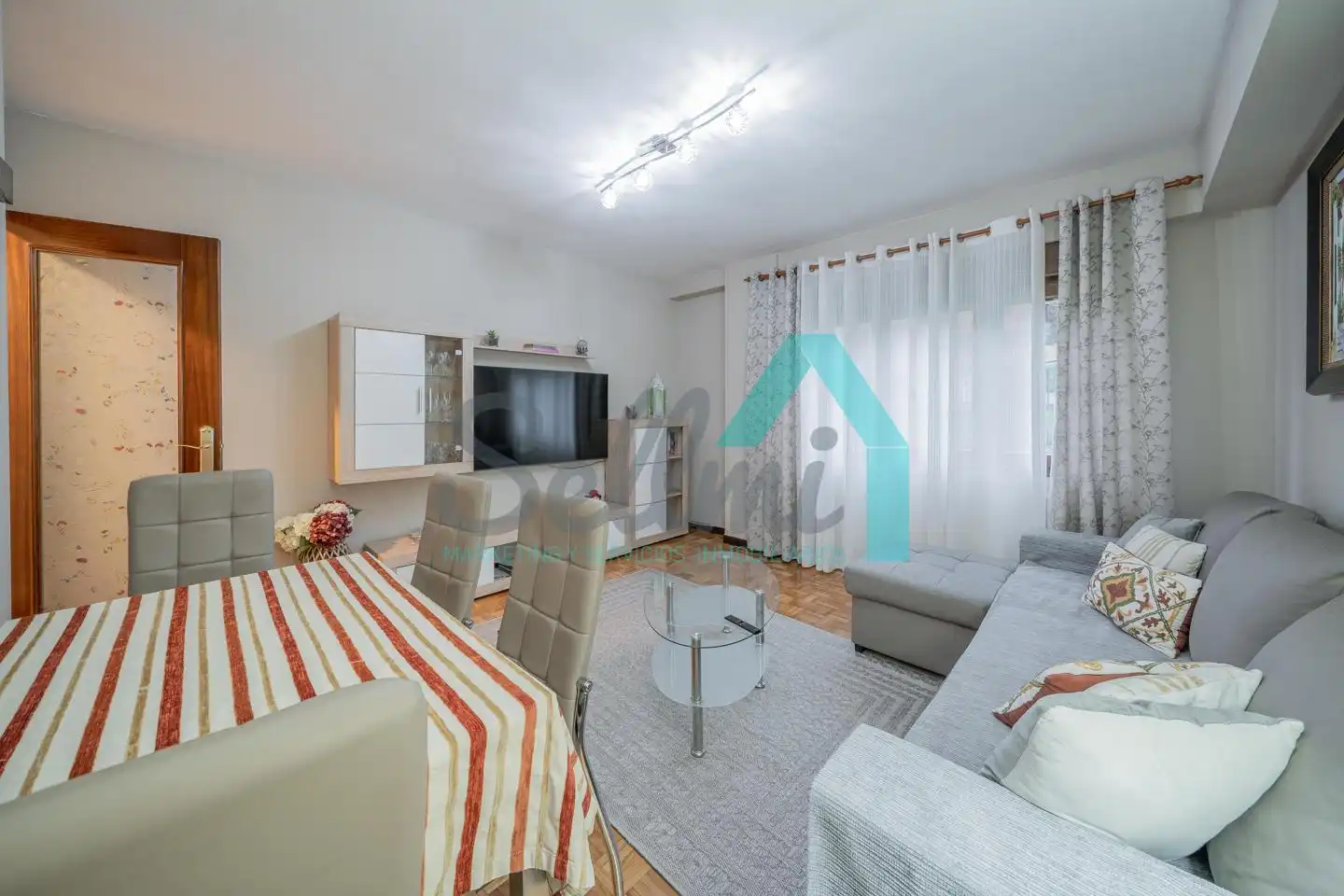 Sala d'estar de Planta baixa de lloguer en Oviedo  amb Calefacció, Parquet i Moblat