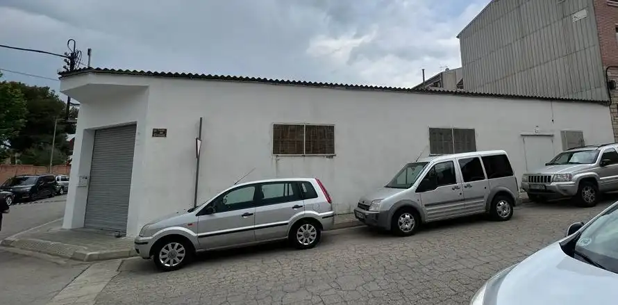 Fabrikhallen zur Miete in Òdena