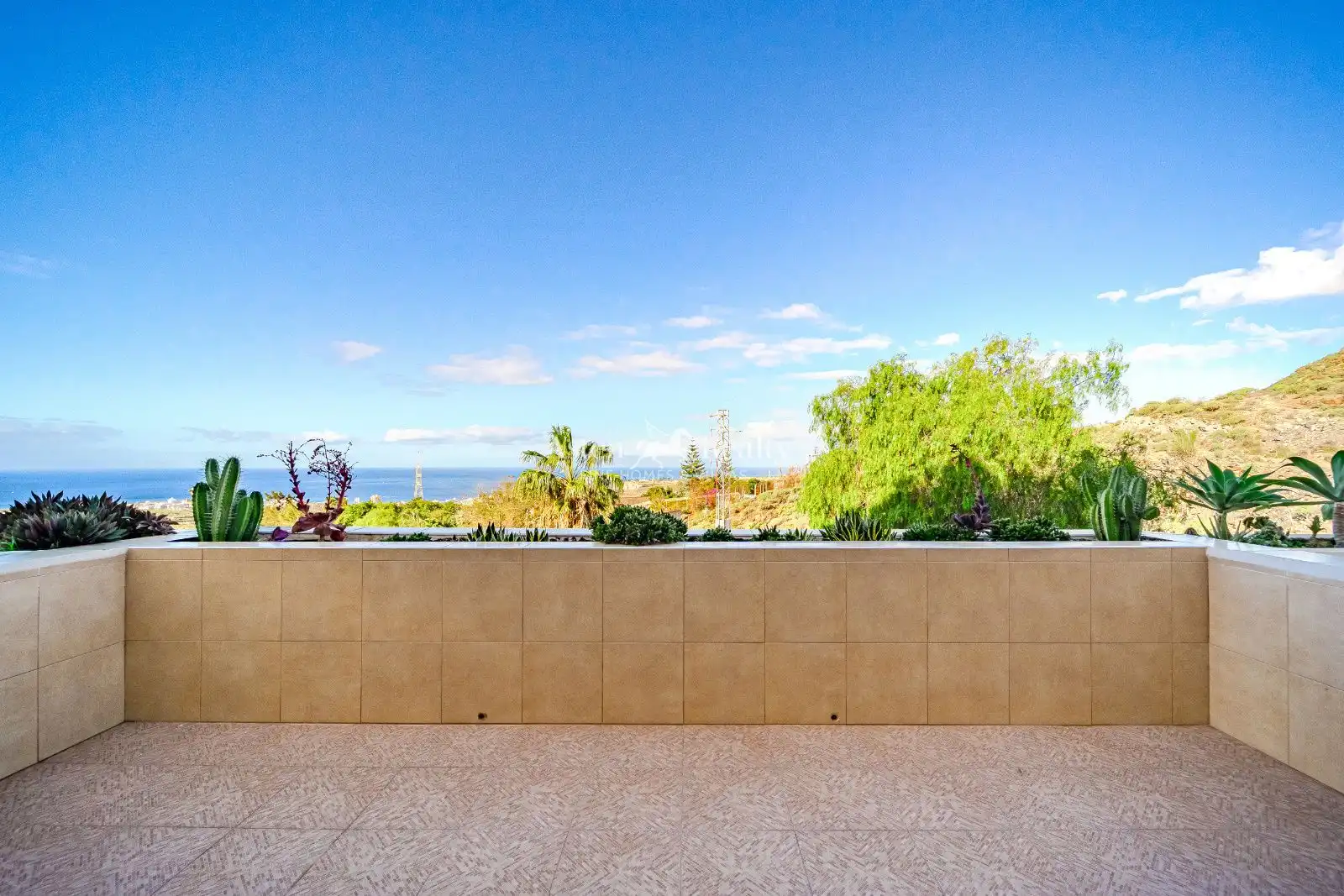 Terrasse von Einfamilien-Reihenhaus zum Verkauf in Arona mit Klimaanlage, Terrasse und Abstellraum