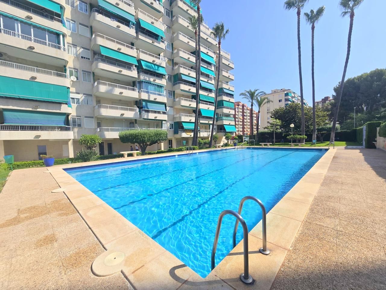 Piscina de Apartament de lloguer en Gandia amb Aire condicionat, Terrassa i Traster