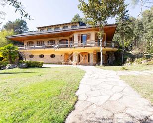 Vista exterior de Casa o xalet en venda en Gavà amb Aire condicionat, Terrassa i Piscina