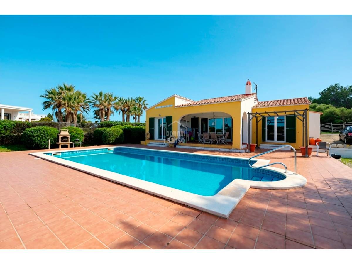 Vista exterior de Casa o xalet en venda en Maó amb Jardí privat, Terrassa i Piscina