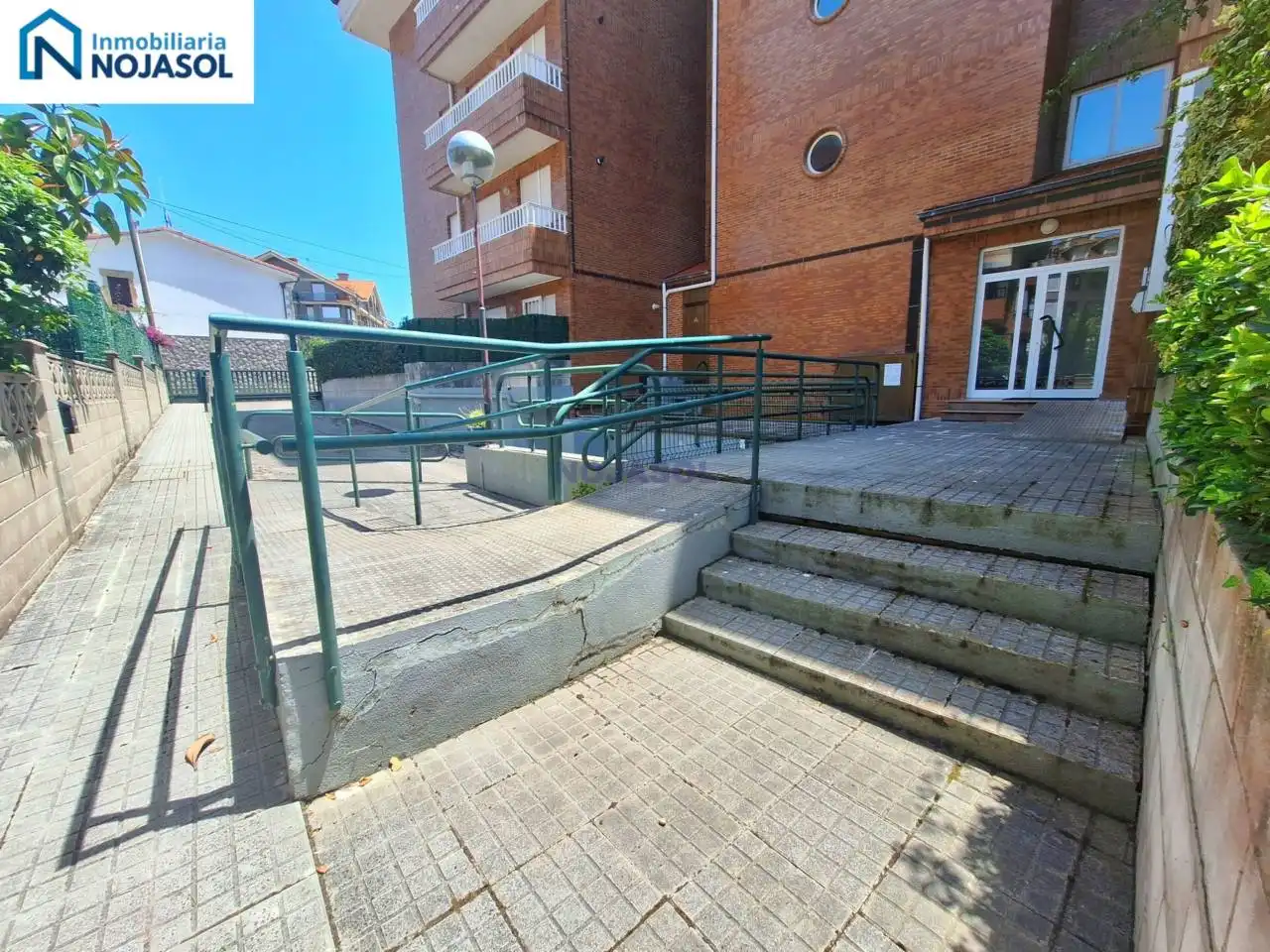 Aparcament de Apartament de lloguer en Noja amb Calefacció, Jardí privat i Terrassa