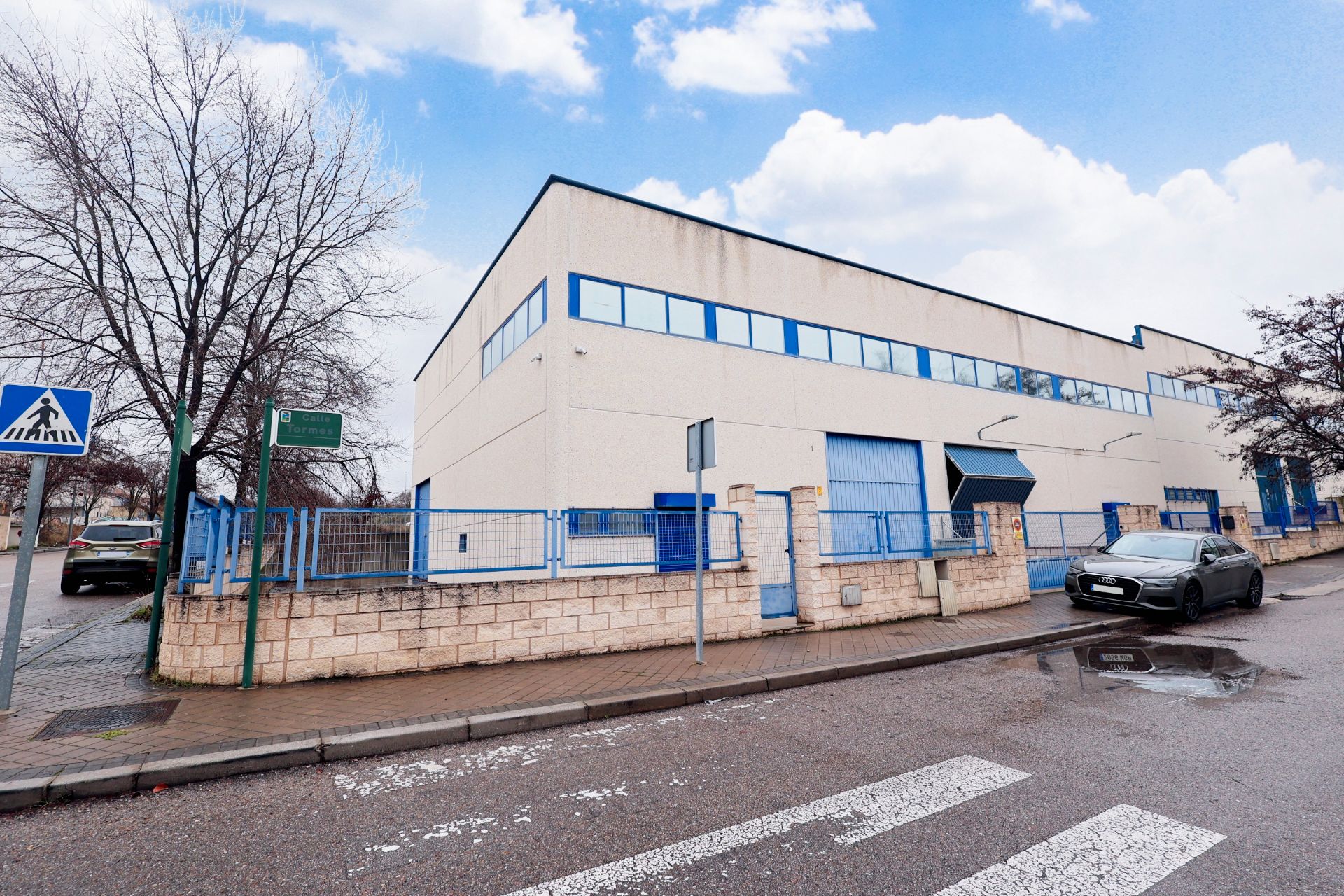 Industrial buildings to rent in Calle Tormes